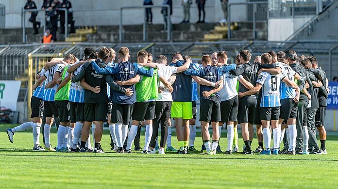 Gerade in Krisenzeiten empfiehlt es sich, enger zusammenzurücken: das Team des TSV 1860 um Trainer Michael Köllner und Sport-Chef Günther Gorenzel nach der Niederlage gegen den FSV Zwickau.