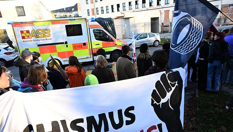 Teilnehmer gehen bei einer Demonstration gegen Präventionshaft von Klimaaktivisten.
