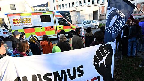 Teilnehmer gehen bei einer Demonstration gegen Präventionshaft von Klimaaktivisten.