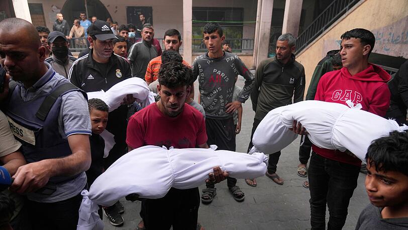 Bei einem israelischen Angriff in der Stadt Gaza hat es laut dem von der Hamas kontrollierten Zivilschutz mindestens 13 Tote gegeben.