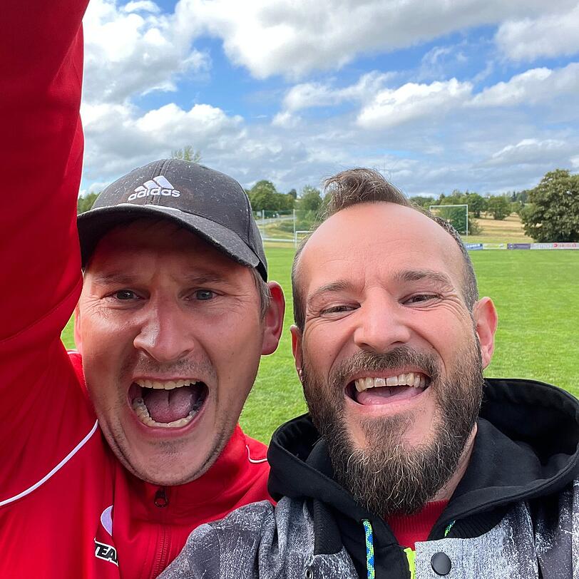 Mit Trainer Tobias Hentschel (l.) nach dem Heimsieg des FC Nordhalben. Daniel Lerner hat auf dem Land wieder mit dem Fußballspielen angefangen. Mit Trainer Tobias Hentschel (l.) nach dem Heimsieg des FC Nordhalben. Daniel Lerner hat auf dem Land wieder mit dem Fußballspielen angefangen.