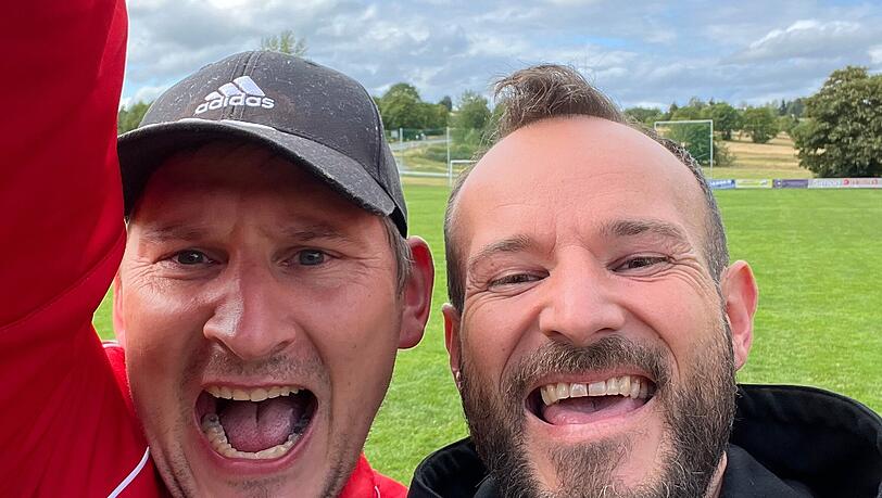 Mit Trainer Tobias Hentschel (l.) nach dem Heimsieg des FC Nordhalben. Daniel Lerner hat auf dem Land wieder mit dem Fu&szlig;ballspielen angefangen.