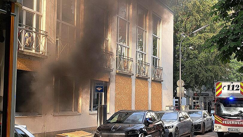Weil der Schulkomplex sehr stark verraucht war, gestalteten sich die Lüftungsmaßnahmen langwierig. Weil der Schulkomplex sehr stark verraucht war, gestalteten sich die Lüftungsmaßnahmen langwierig.