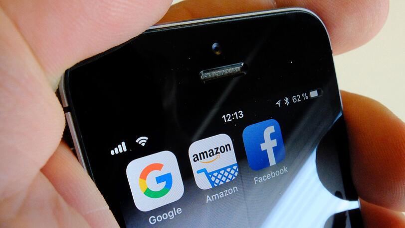 Logos für Apps der US-Internetkonzerne Google (l-r), Amazon und Facebook sind auf dem Display eines Smartphones zu sehen. Logos für Apps der US-Internetkonzerne Google (l-r), Amazon und Facebook sind auf dem Display eines Smartphones zu sehen.