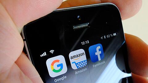 Logos f&uuml;r Apps der US-Internetkonzerne Google (l-r), Amazon und Facebook sind auf dem Display eines Smartphones zu sehen.