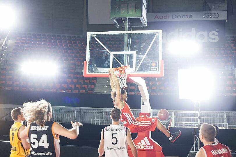Bastian Schweinsteiger, Javi Martinez und die Stars der Beko BBL beim neuen Werbespot für Kabel 1. Der Sender überträgt in dieser Spielzeit zusätzlich zu SPORT1 ausgewählte Partien der besten Basketball-Liga Deutschlands. Sehen Sie hier die Bilder aus dem Audi-Dome.