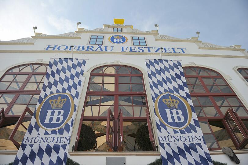 Bierzelte: Gigantisch. Das größte ist das Hofbräuzelt mit 10 000 Sitzplätzen inklusive Biergarten.