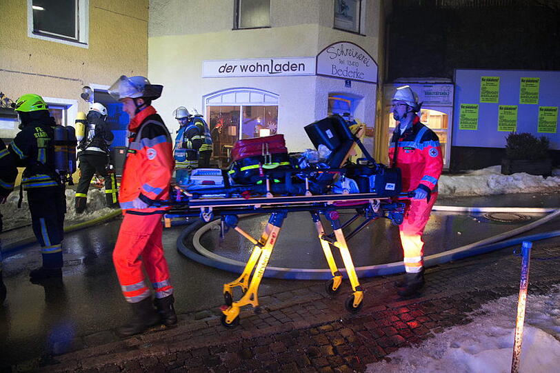 Die schnell eintreffende Feuerwehr hatte das Feuer zum Glück schnell unter Kontrolle, so dass ein Ausbreiten auf das restliche Gebäude verhindert werden konnte.