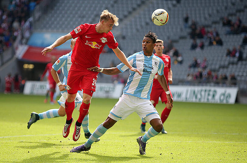 Torschütze im Hinspiel: 1860-Stürmer Rubin Okotie (r.) beim 2:2 gegen RB Leipzig in Fröttmaning.