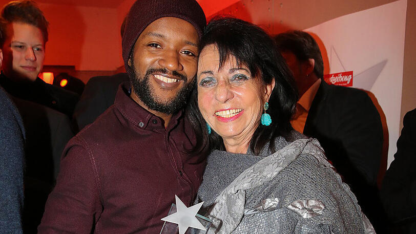 Schauspieler Eric Kabongo ("Willkommen bei den Hartmanns") mit Regine Sixt.