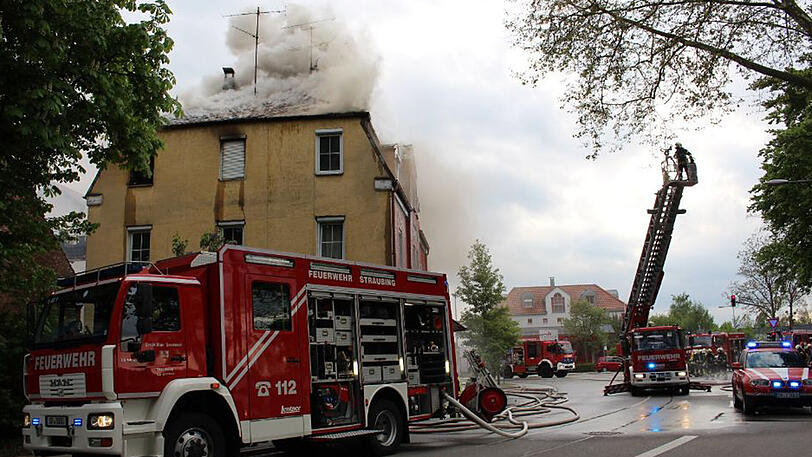 In einem Mehrfamilienhaus in Straubing ist am Dienstagabend ein Brand ausgebrochen.