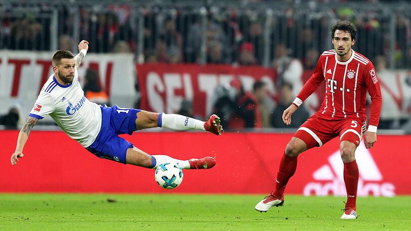 Harte Zweikämpfe: Guido Burgstaller (li.) vom FC Schalke und Mats Hummels vom FC Bayern.