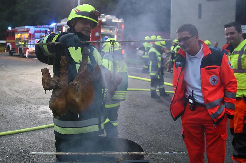Kurioser Einsatz in Gars am Inn: Eine Person wollte in einer Garage Fleisch räuchern - und rief damit die Feuerwehr auf den Plan. Die Bilder vom Einsatz.