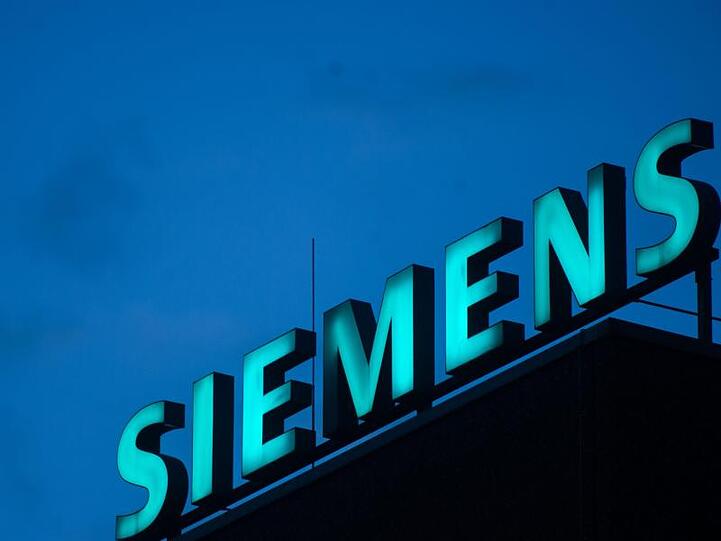 Das Konzern-Logo ist auf dem auf dem Gebäude eines Werks von Siemens zu sehen. Foto: picture alliance/Lino Mirgeler/dpa/Archivbild