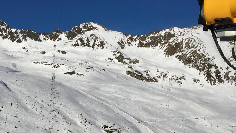 Ein Skifahrer und eine große Schneekanone im Skigebiet. Foto: Carsten Hoefer/dpa Ein Skifahrer und eine große Schneekanone im Skigebiet. Foto: Carsten Hoefer/dpa
