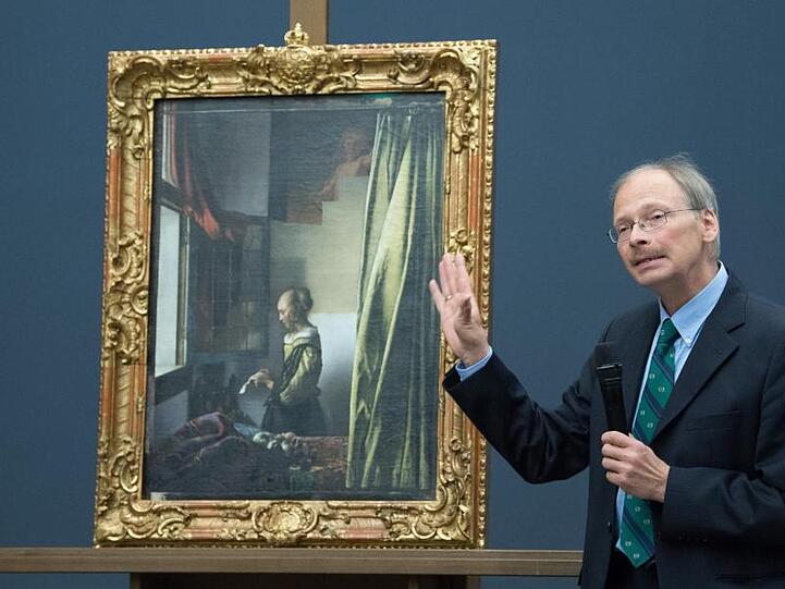 Christoph Schölzel, Restaurator der Gemäldegalerie Alte Meister, neben dem Gemälde "Brieflesendes Mädchen am offenen Fenster" von Johannes Vermeer.