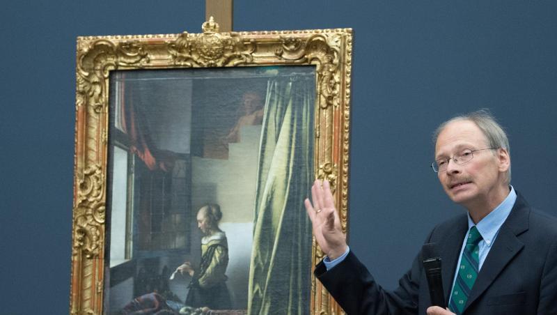 Christoph Schölzel, Restaurator der Gemäldegalerie Alte Meister, neben dem Gemälde "Brieflesendes Mädchen am offenen Fenster" von Johannes Vermeer. Christoph Schölzel, Restaurator der Gemäldegalerie Alte Meister, neben dem Gemälde "Brieflesendes Mädchen am offenen Fenster" von Johannes Vermeer.