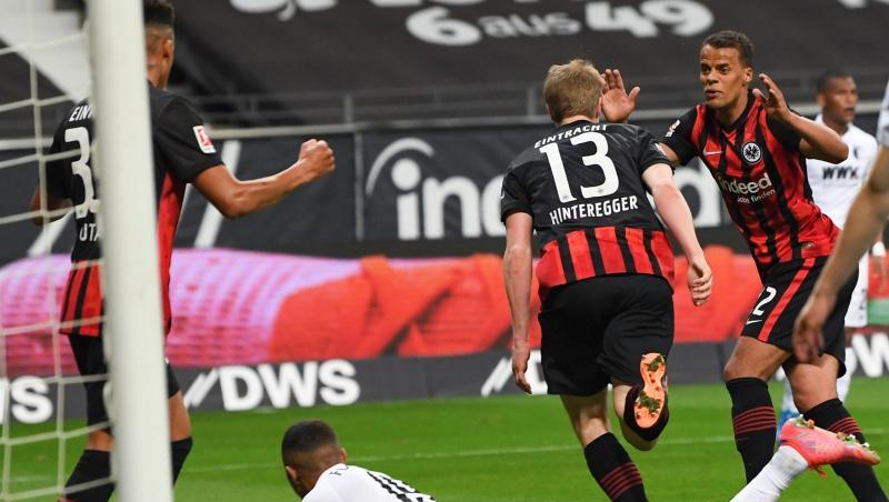 Martin Hinteregger (Nr. 13) legte den Grundstein zum Frankfurter Heimsieg gegen Augsburg. Martin Hinteregger (Nr. 13) legte den Grundstein zum Frankfurter Heimsieg gegen Augsburg.