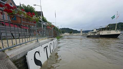 Der Ortsname von St. Goar versinkt im Rheinhochwasser.