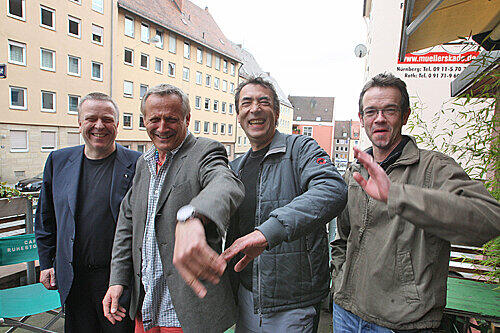 Stippvisite in Nürnberg: Martin Heller (Intendant der Kulturhauptstadt 2009 Linz), Konstantin Wecker, Hubert von Goisern und Wecker-Pianist Jo Barnikel aus Nürnberg (vorne links) bei der Präsentation des &bdquo;Linz-Europa-Projekts&ldquo; im Café Ruhestörung.