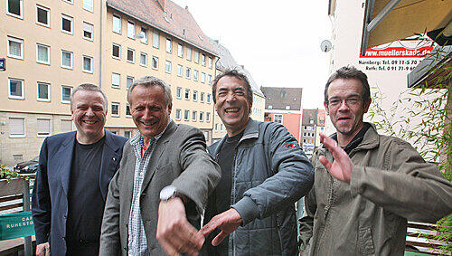 Stippvisite in Nürnberg: Martin Heller (Intendant der Kulturhauptstadt 2009 Linz), Konstantin Wecker, Hubert von Goisern und Wecker-Pianist Jo Barnikel aus Nürnberg (vorne links) bei der Präsentation des „Linz-Europa-Projekts“ im Café Ruhestörung. Stippvisite in Nürnberg: Martin Heller (Intendant der Kulturhauptstadt 2009 Linz), Konstantin Wecker, Hubert von Goisern und Wecker-Pianist Jo Barnikel aus Nürnberg (vorne links) bei der Präsentation des „Linz-Europa-Projekts“ im Café Ruhestörung.