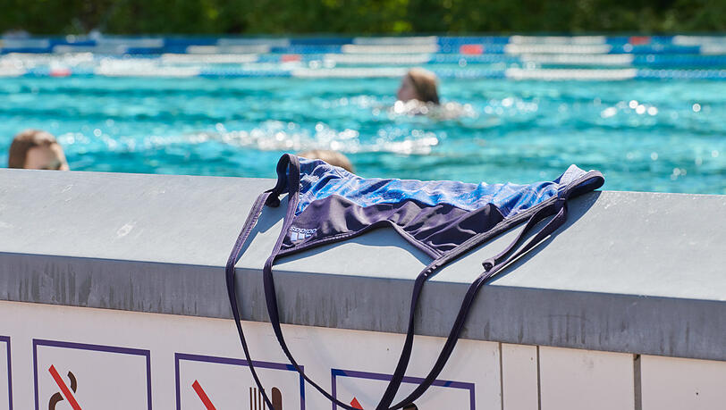 Wie nackt dürfen Frauen baden? Momentan muss in München diese Frage der Bademeister beantworten. Denn klare Regeln gibt's in den Freibädern derzeit nicht.