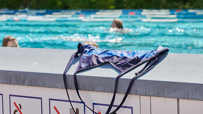 Wie nackt dürfen Frauen baden? Momentan muss in München diese Frage der Bademeister beantworten. Denn klare Regeln gibt's in den Freibädern derzeit nicht.