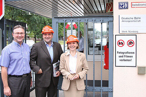 Unter &bdquo;Wahlkampfverdacht&ldquo;: Transnet-Sekretär Harald Weiß und die SPD-Landtagsabgeordneten Thomas Beyer und Helga Schmitt-Bussinger (v.l.). Betriebsrat-Vorsitzende Joachim Hannes (r.) sehen das Nürnberger ICE-Werk auf gutem Weg.
