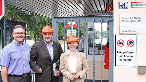 Unter „Wahlkampfverdacht“: Transnet-Sekretär Harald Weiß und die SPD-Landtagsabgeordneten Thomas Beyer und Helga Schmitt-Bussinger (v.l.). Betriebsrat-Vorsitzende Joachim Hannes (r.) sehen das Nürnberger ICE-Werk auf gutem Weg. Unter „Wahlkampfverdacht“: Transnet-Sekretär Harald Weiß und die SPD-Landtagsabgeordneten Thomas Beyer und Helga Schmitt-Bussinger (v.l.). Betriebsrat-Vorsitzende Joachim Hannes (r.) sehen das Nürnberger ICE-Werk auf gutem Weg.
