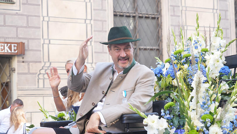Ministerpräsident Markus Söder fuhr in der Kutsche mit - in Tracht. Ministerpräsident Markus Söder fuhr in der Kutsche mit - in Tracht.
