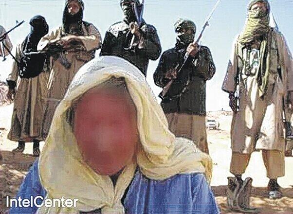Ein weißes Kopftuch und einen blaues Gewand trägt die Deutsche auf dem von den Terroristen veröffentlichten