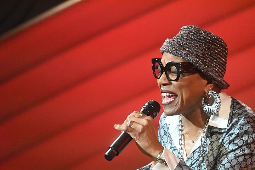 Dee Dee Bridgewater beherrscht alle Ausdrucksformen des Jazzgesangs. Das Publikum im Ballsaal des Bayerischen Hofs bejubelte sie.