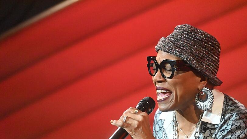 Dee Dee Bridgewater beherrscht alle Ausdrucksformen des Jazzgesangs. Das Publikum im Ballsaal des Bayerischen Hofs bejubelte sie. Dee Dee Bridgewater beherrscht alle Ausdrucksformen des Jazzgesangs. Das Publikum im Ballsaal des Bayerischen Hofs bejubelte sie.