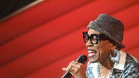 Dee Dee Bridgewater beherrscht alle Ausdrucksformen des Jazzgesangs. Das Publikum im Ballsaal des Bayerischen Hofs bejubelte sie.