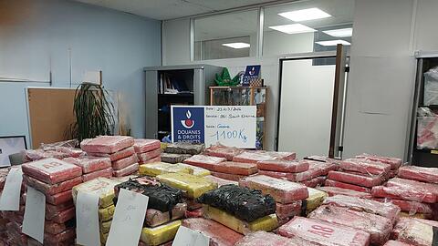 In einem vom franz&ouml;sischen Zoll gestoppten Laster befanden sich neben Blumenerde auch 998 Kokainpakete. (Handout-Foto)