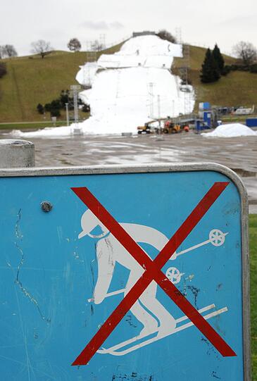 Das milde Wetter erschwert die Austragung des alpinen Ski-Weltcup am Olympiaberg