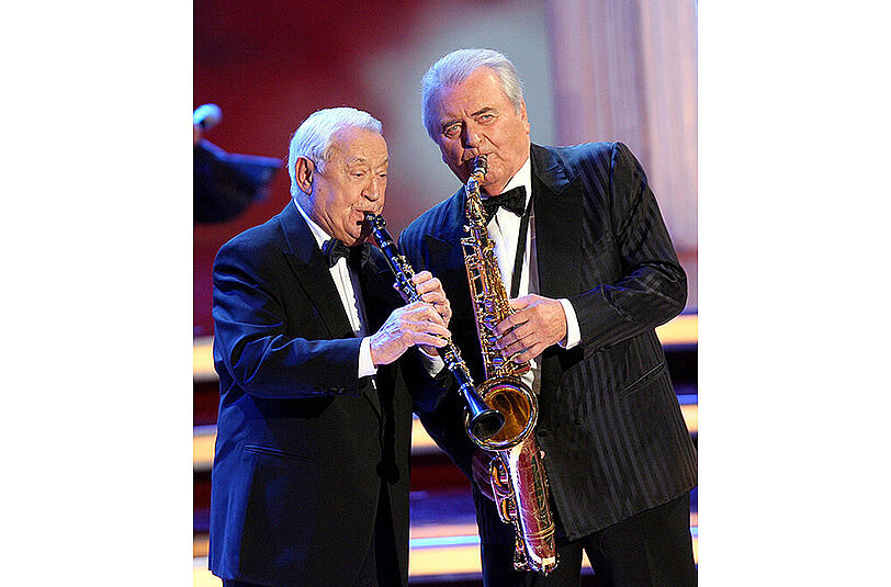 Bild aus dem Leben von Hugo Strasser: Zwei Swing-Legenden auf der Bühne - Hugo Strasser (l) und Max Greger am 26.11.2008 während der ZDF Live-Sendung "Die schönsten Weihnachts-Hits".