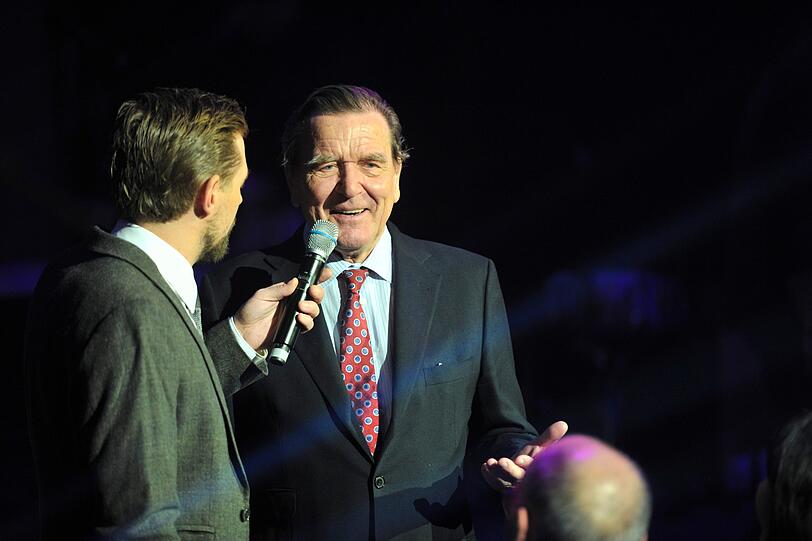 Moderator Klaas Heufer-Umlauf mit Gerhard Schröder