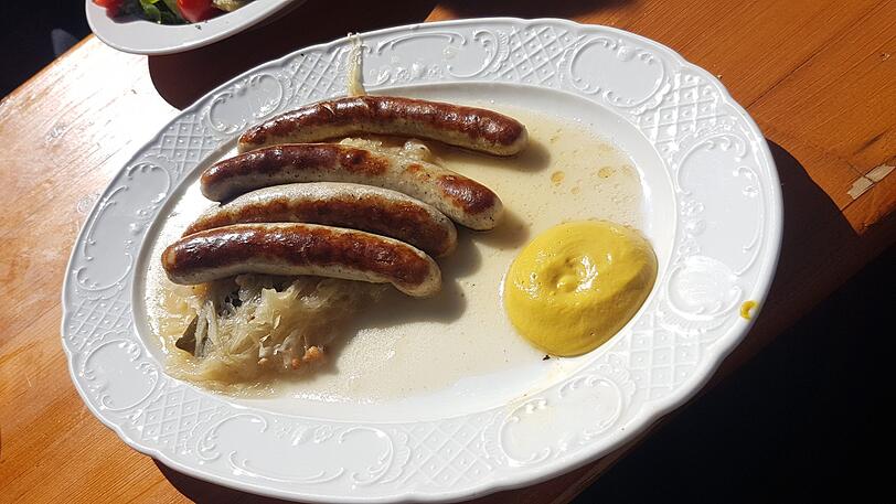 Schweinswürstl als Biergartenschmankerl.