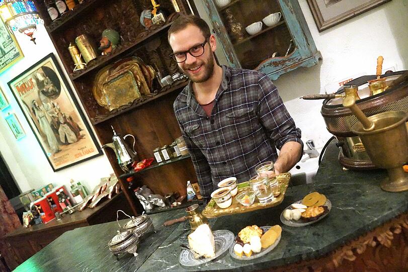 Im Kaffee, Espresso Kolonial in der Donnersbergerstraße zaubert Barista Florentin Kümpfbeck auch türkischen Mocca.
