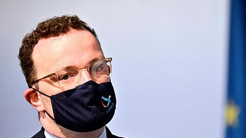 Jens Spahn (CDU), Bundesgesundheitsminister, trägt einen Mundschutz. Foto: Tobias Schwarz/AFP Pool/dpa/Archivbild