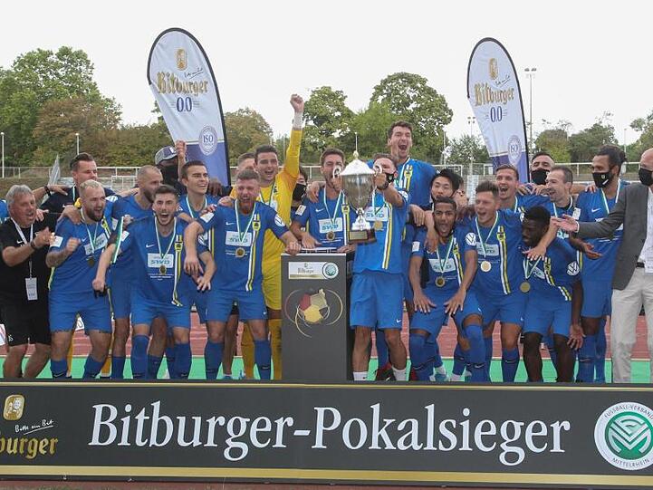Der 1. FC Düren hat überraschend den Mittelrhein-Pokal gewonnen und trifft in der ersten Runde des DFB-Pokals auf den FC Bayern.