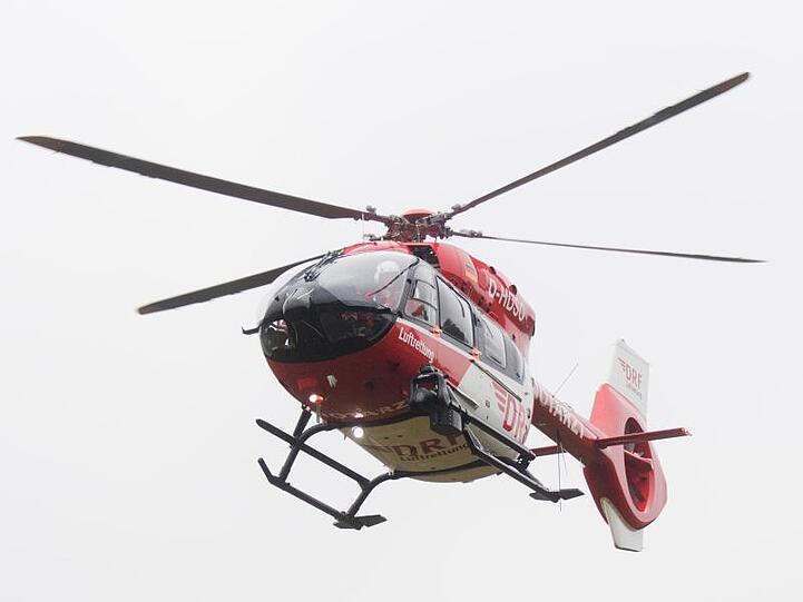 Ein Rettungshubschrauber fliegt durch die Luft. Foto: Julian Stratenschulte/Archivbild