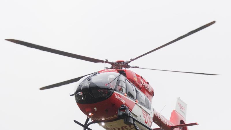 Ein Rettungshubschrauber fliegt durch die Luft. Foto: Julian Stratenschulte/Archivbild Ein Rettungshubschrauber fliegt durch die Luft. Foto: Julian Stratenschulte/Archivbild