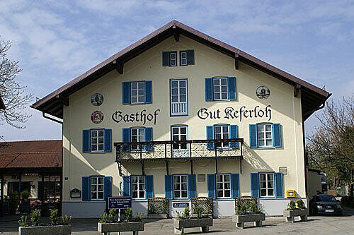 Aus alt mach neu: Auch auf der Fassade prangt bereits der neue Name des einstigen "Kreitmair": "Gasthof Gut Keferloh"