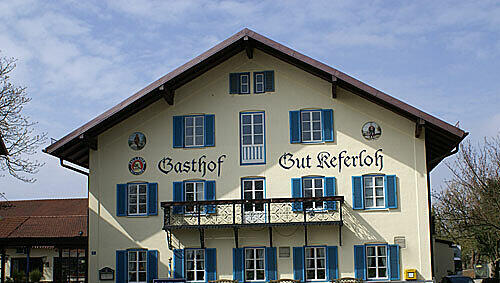 Aus alt mach neu: Auch auf der Fassade prangt bereits der neue Name des einstigen "Kreitmair": "Gasthof Gut Keferloh" Aus alt mach neu: Auch auf der Fassade prangt bereits der neue Name des einstigen "Kreitmair": "Gasthof Gut Keferloh"