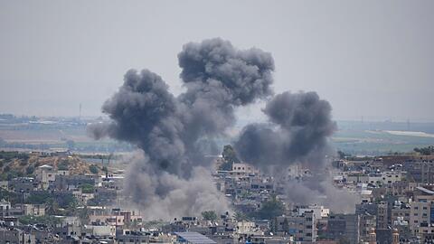 Nach heftigem Raketenbeschuss hat Israels Luftwaffe erneut Ziele der militanten Palästinenserorganisation Islamischer Dschihad im Gazastreifen angegriffen.