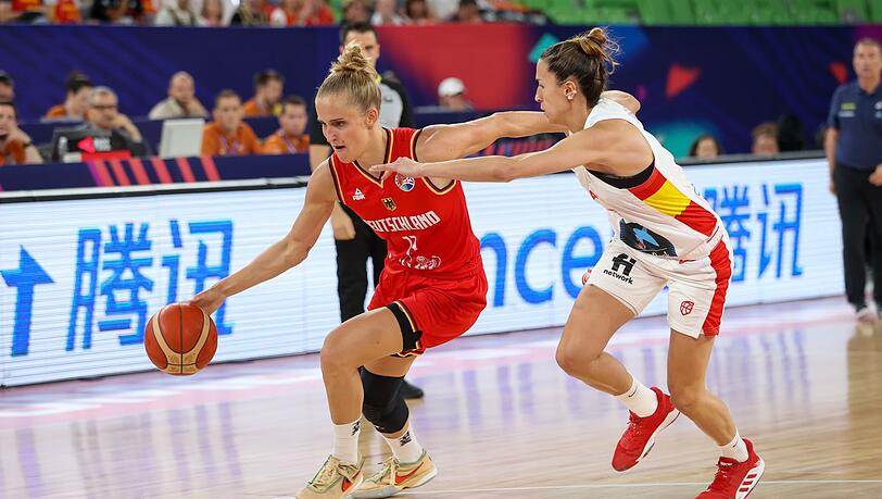 Gegen Spanien kam für Leonie Fiebich (l) mit Deutschlands Basketballerinnen das Aus.