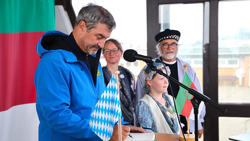 Bayerns Ministerpräsident Markus Söder (CSU) trägt sich ins Goldene Buch der Gemeinde Helgoland ein.