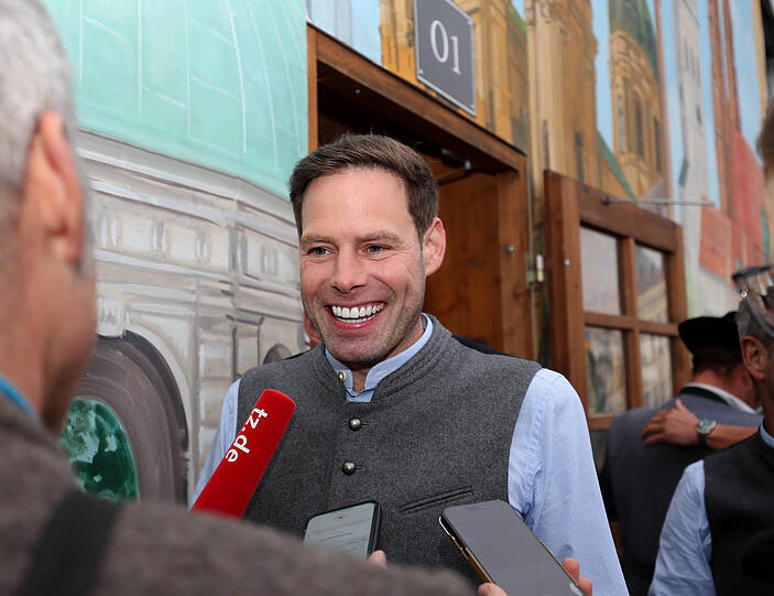 1860-Sportchef Christian Werner konnte selbst beim Interview schon wieder lachen.